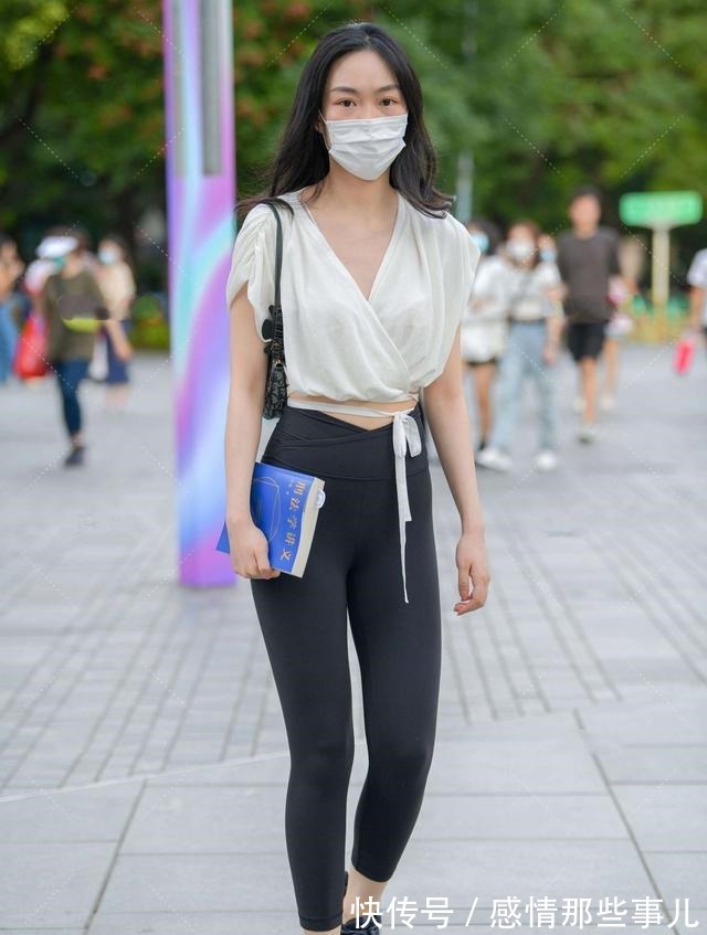 V领 V领休闲衫,搭配黑色运动裤,时尚感十足!