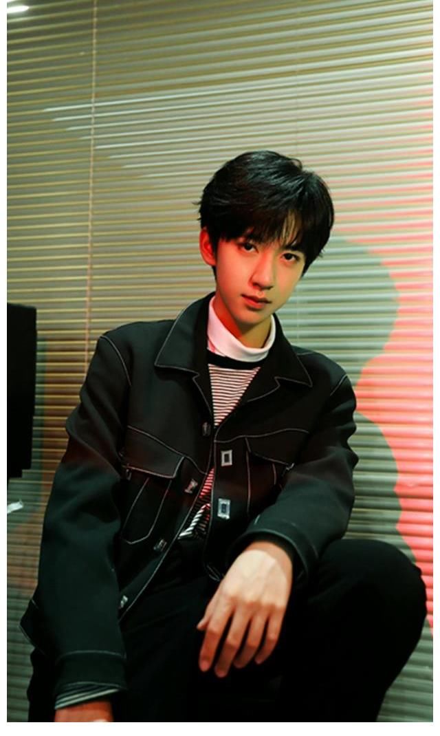 時(shí)代少年團(tuán)賀峻霖曬九宮格，牛仔衣搭配條紋內(nèi)搭，除了帥也說不出其他