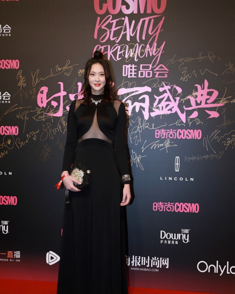 礼服裙|30岁惠若琪的身材被低估了,穿一袭小黑裙亮相凹凸有致,高级优雅