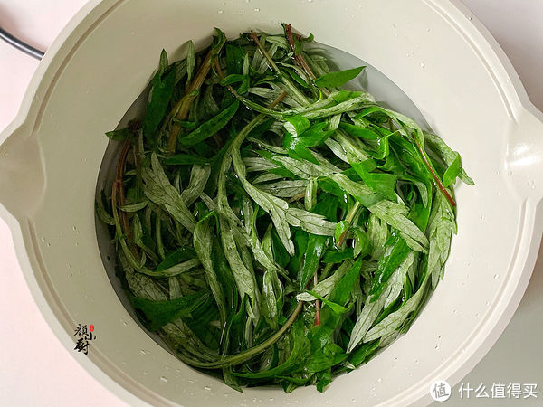 春天，吃得最多的就是它了，搓成小丸子煮一锅，清甜香糯，真好吃
