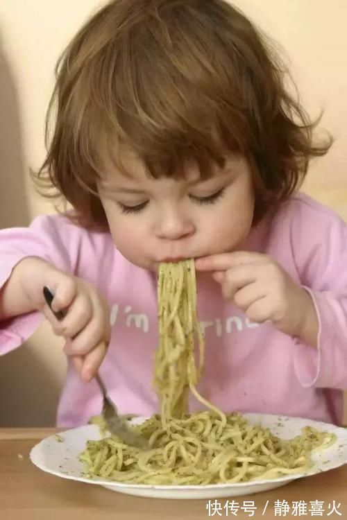 父母|凌晨3点娃不见了!宝爸赶紧下床找,眼前一幕让爸爸笑得前仰后合