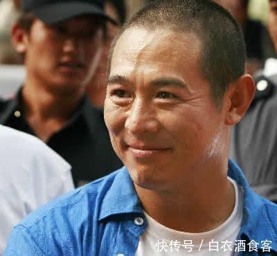 55岁李连杰和哥哥李连胜罕见合影,兄弟俩