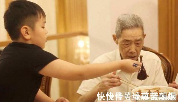 食物|为什么要用醋浸泡生姜?如果你每天吃一片,四种好处可能会悄悄来