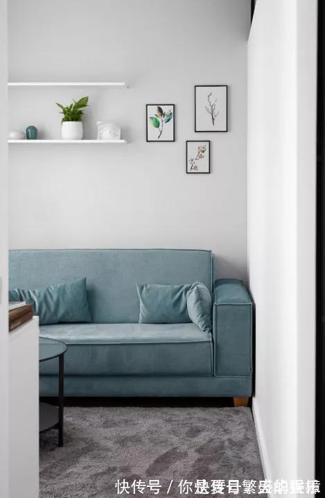 小户型|客厅一分为二当卧室,用玻璃折叠门做隔断,聪明人都这样设计了