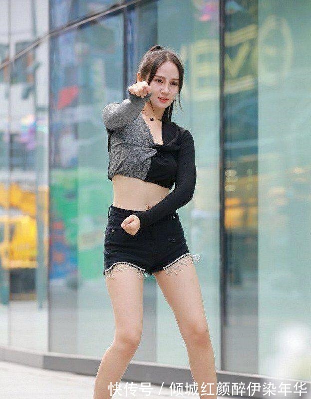 美女|街拍美女这几组搭配,才是喜欢的微胖美女