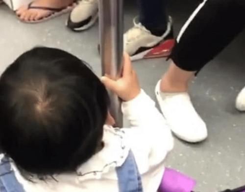 妈妈|第一次坐地铁的宝宝,直视一个人好久,妈妈看了忍不住笑