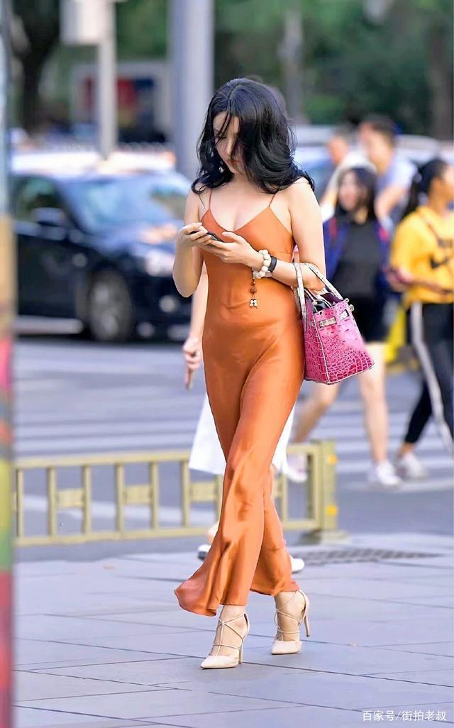 “小粗腿”不要担心了,连衣裙可以修饰腿型,让美丽与你同行