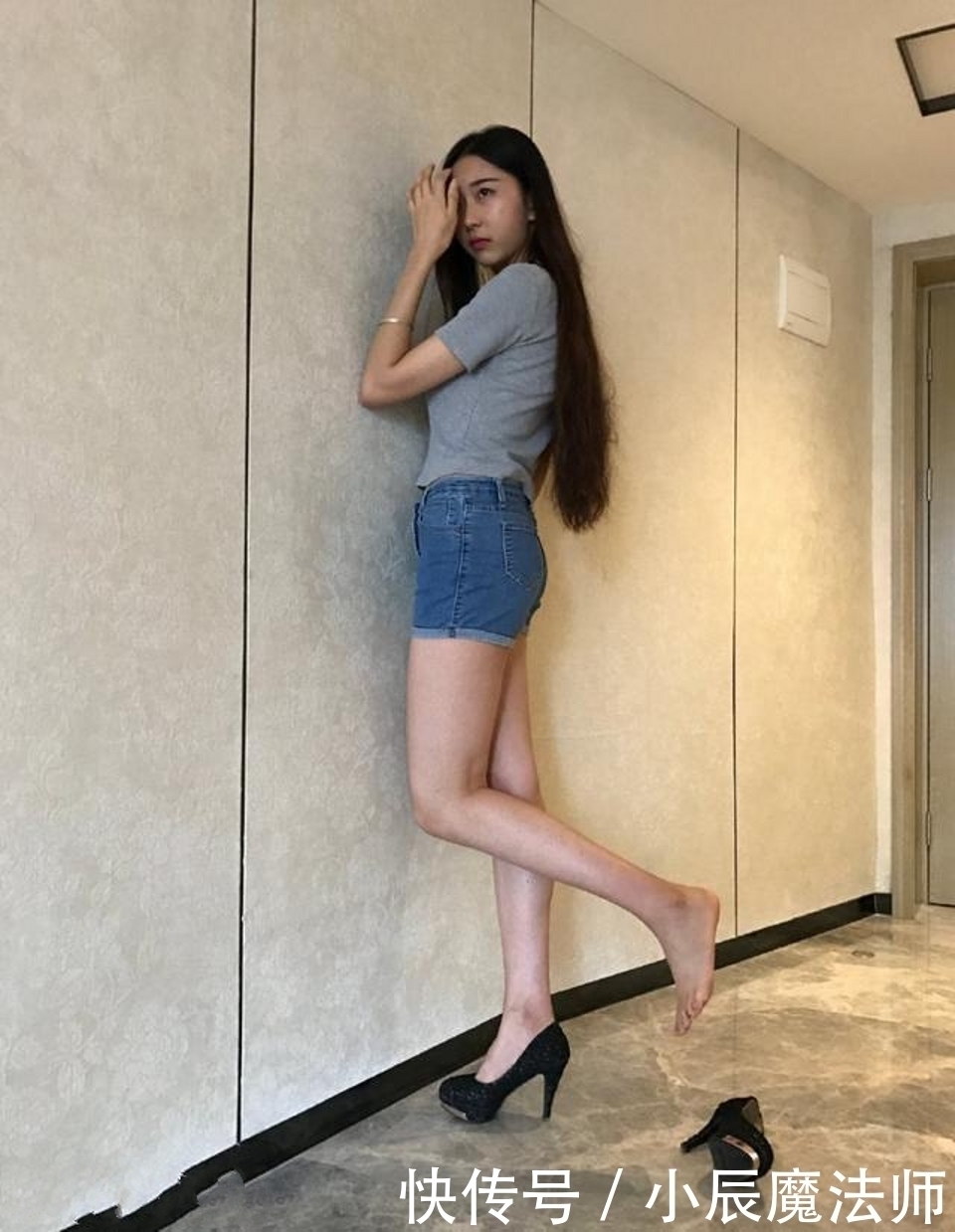 黑白|路人街拍,美女穿黑白条纹衬衣,多出了几分娴静的感觉