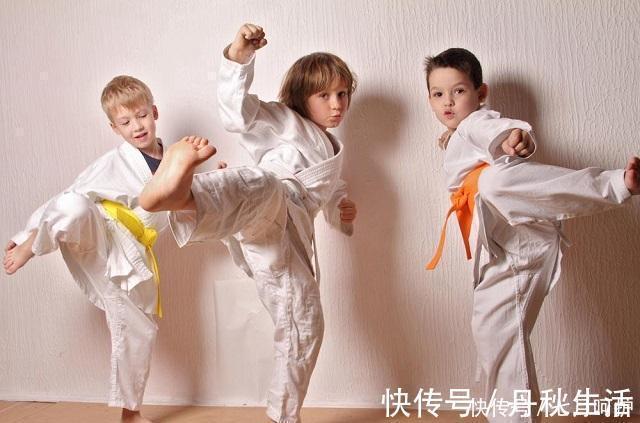 父母|一个考99却很难过,一个刚及格还笑得开心,一家俩孩子咋差这么大