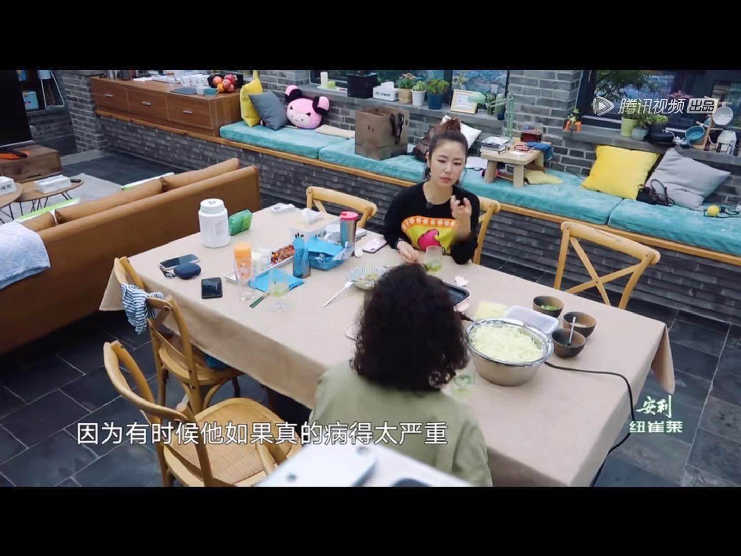 圈子不同不必强融，林心如同时参加两档真人秀节目状态大不同