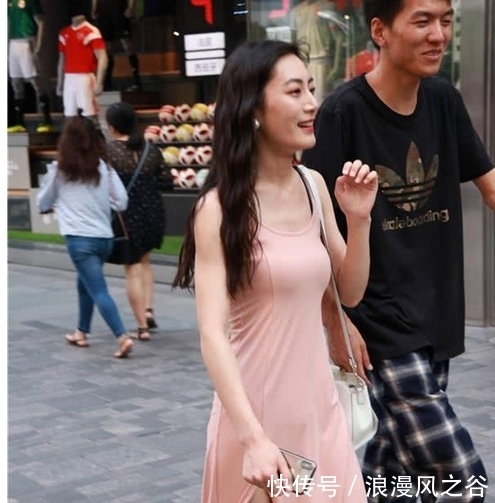  妹子|美女街拍：五官精致打扮很不一样的妹子，轻熟优雅，美丽动人！