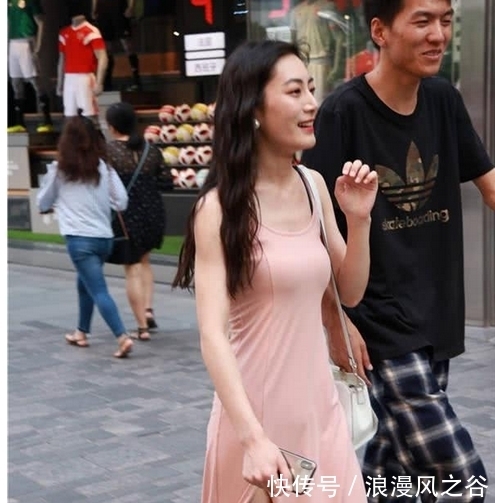 妹子|美女街拍:五官精致打扮很不一样的妹子,轻熟优雅,美丽动人!