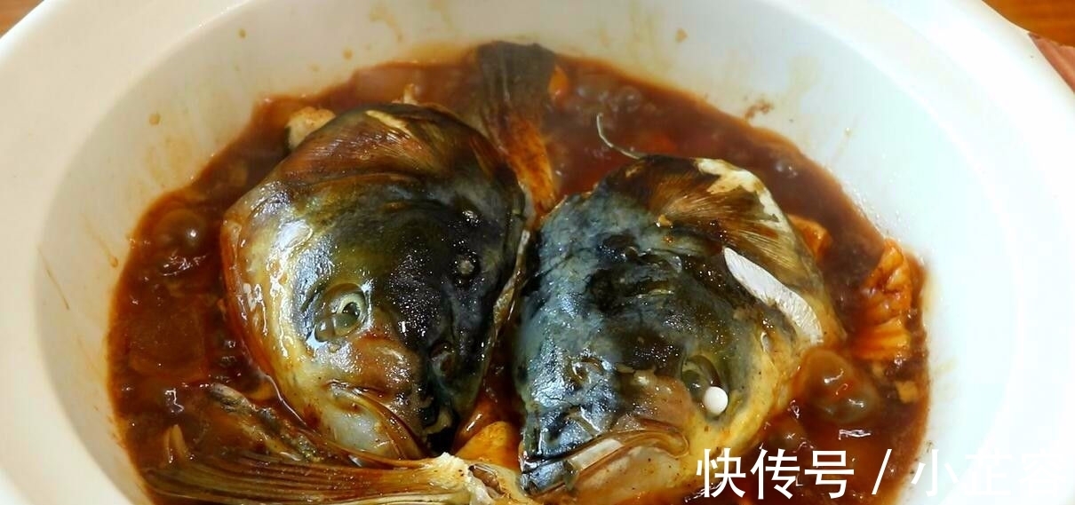 做法|教你做砂锅焗鱼头，全过程不加水，鱼肉鲜嫩入味，做法简单易学