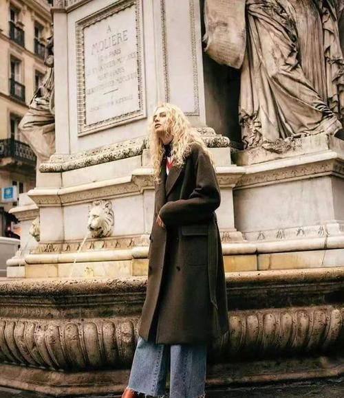 ?女人到了中年，这才是你该有的穿搭：大衣+阔腿裤，时髦又减龄