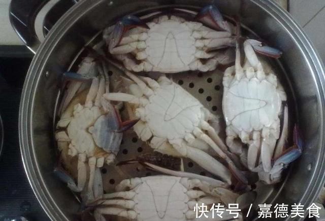 蒸螃蟹时，别傻傻直接下锅蒸，多加这2味，肉质鲜嫩味更香