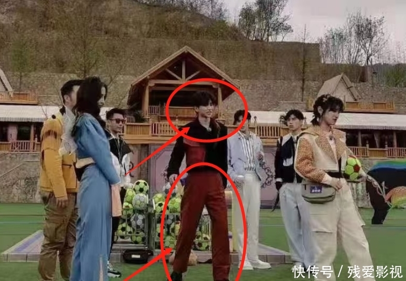 跑男9路透曝光,本以为蔡徐坤造型够吸睛,却被毕雯珺腿长看愣