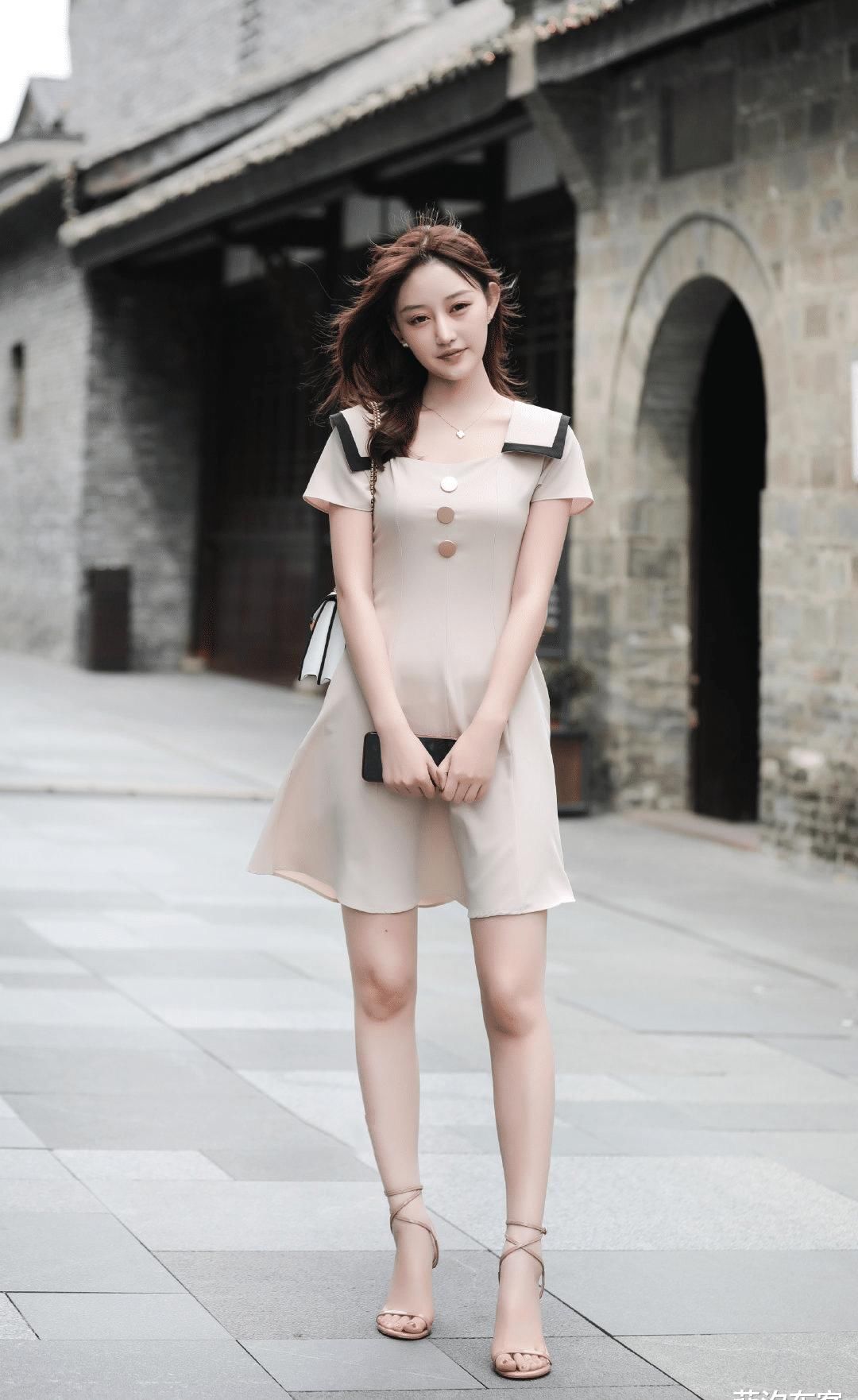 极简风的流行不是没根据，连衣裙要选择简洁大方的，优雅又时髦