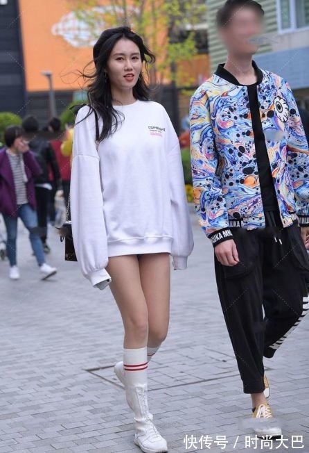 牛仔裤 穿着卡其色,时尚而老成,充满高级感