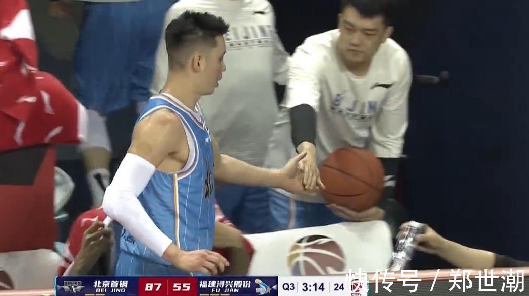 福建队|首钢狂屠对手,对方打出火气连续侵犯林书豪,后者直接趴到观众席