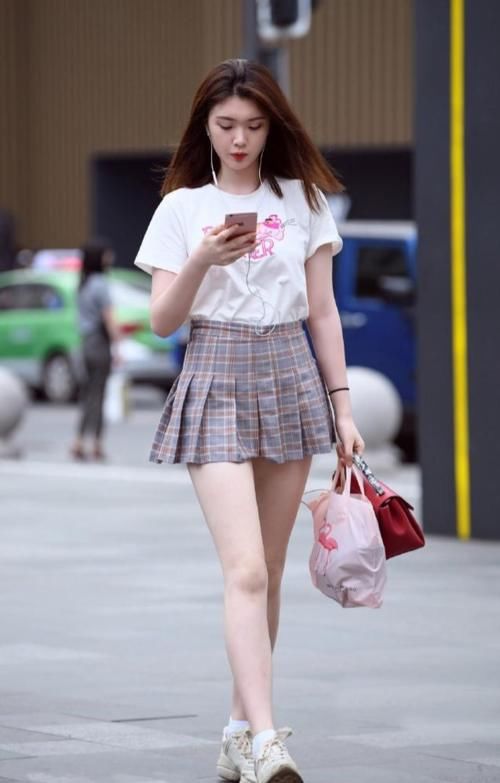 选一件简单的减龄短裙，走出青春的脚步