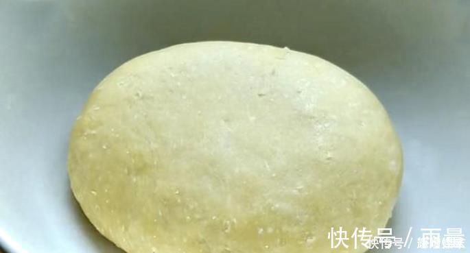 草莓酱|想吃披萨不要出去买,没有烤箱也能做,香甜暄软又拉丝,特好吃