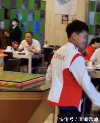 慷慨解囊!全红婵与弟妹食堂聚餐,3姐弟都爱吃肉,红姐豪气请客