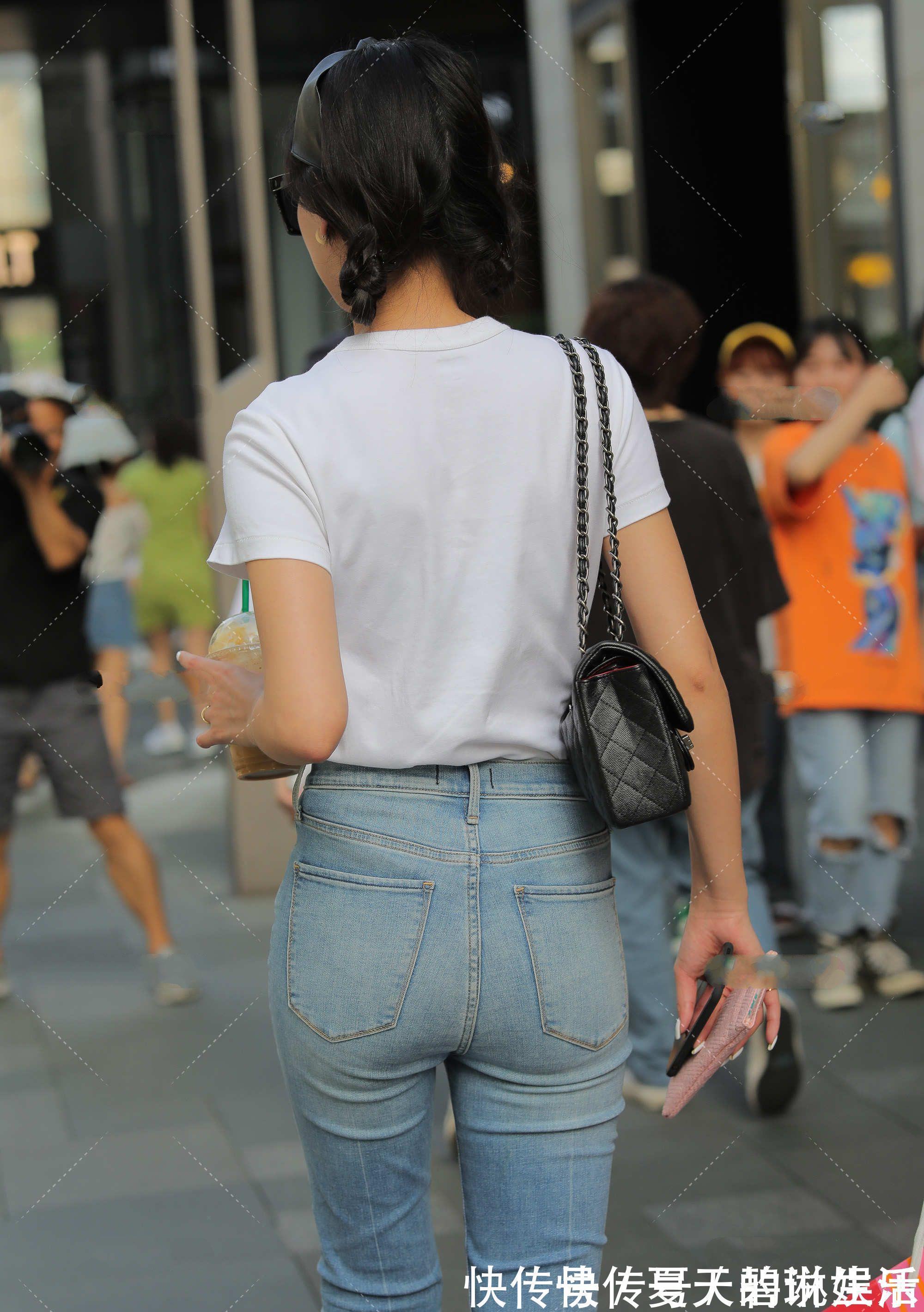 防晒 格子背心搭配白色修身短裙，再穿一件轻薄的防晒衫，时髦又洋气
