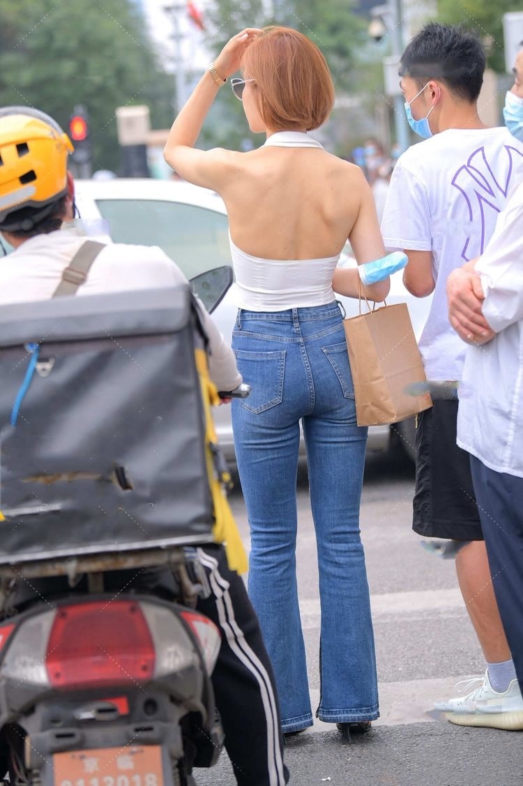 穿搭 墨绿色的无袖上衣,搭配黑色九分裤,整体给人简单清爽利落感觉