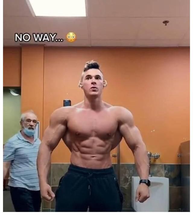 一个月|国外绅士一年前挑战健身教练，认为自己一个月就能练得比他还壮