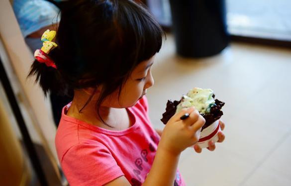 食物|夏季带娃,“死死管住”孩子的嘴,4种零食不要碰,会越吃越伤