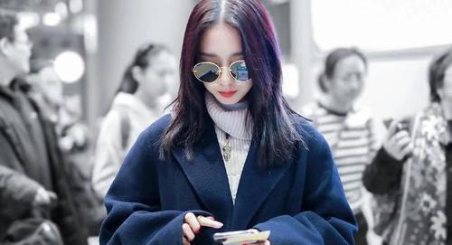 单品|女明星太美啦,蓝色及脚腕大衣搭配米色毛衣,时尚感满满