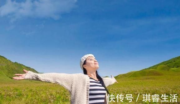 女性|女性到了更年期,常用葛根泡水喝,身体会尝到3个“好处”!