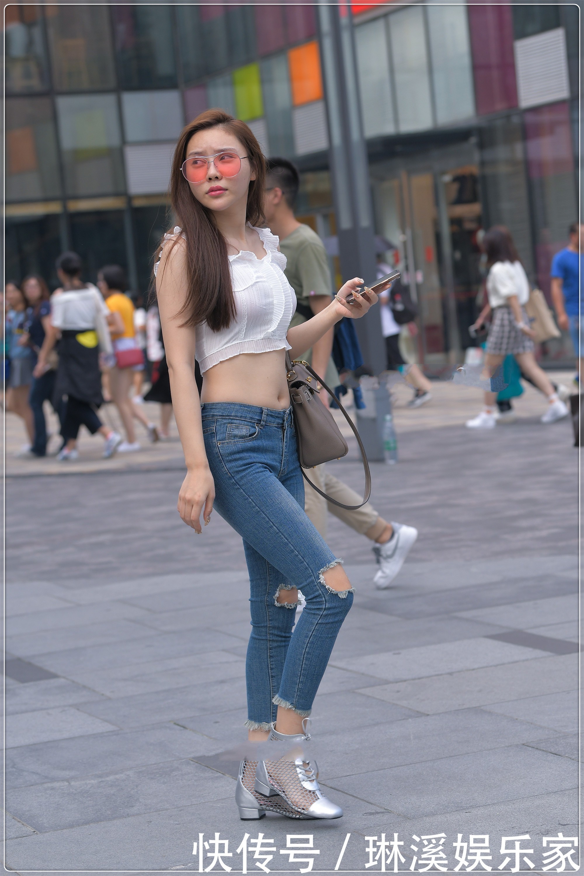 蕾丝花边吊带搭配破洞牛仔裤,精致时尚,公主范十足