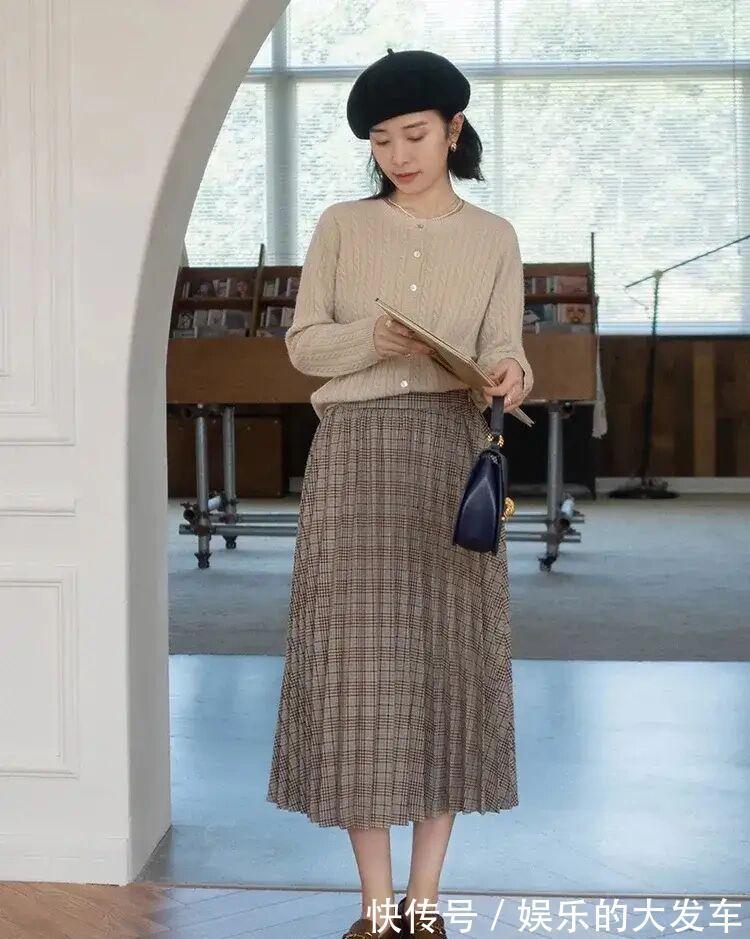 针织衫 真正洋气的女人,秋天都借鉴这几组穿搭公式,日常实用又百搭