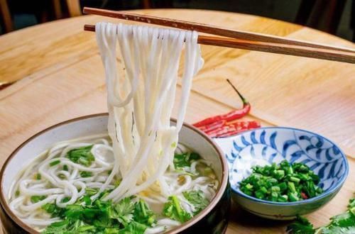 煮面条,“最怕”开水下锅,很多人都不知道,难怪面条起坨不劲道