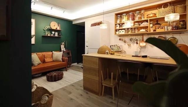 大衣柜|客厅一定要放沙发和茶几的现在都流行这样装啦