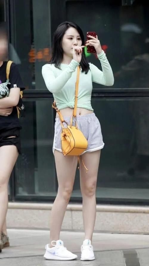 小姐姐选择时尚大方的短裤装，秀出青春和美好，活力十足！