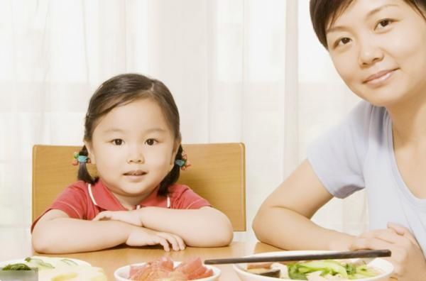 家长|孩子吃饭时这些不能做，家长现在不重视，就是为以后健康埋下隐患