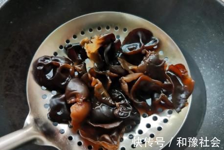 炒木耳一下锅就“噼啪响”？学会饭店的窍门，木耳不炸锅，鲜又嫩