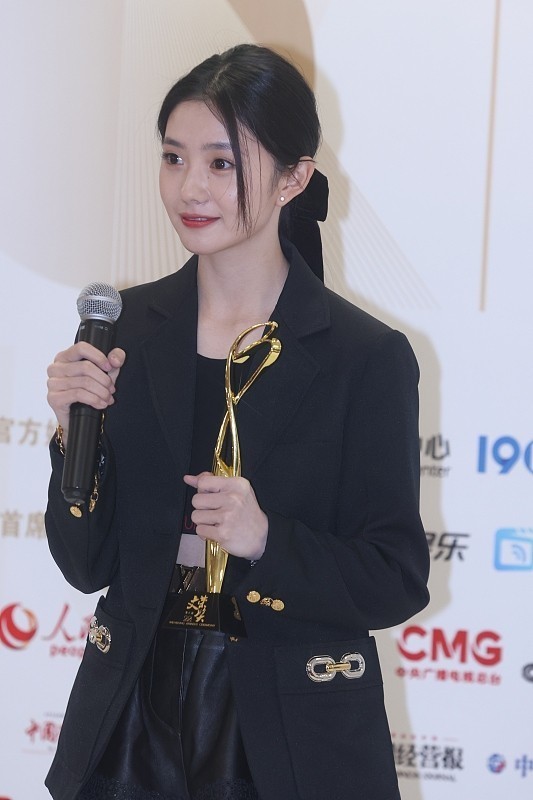 黑色服装|刘浩存生图真的挺美, 气质温婉还淑女, 穿露脐装都挺可爱的