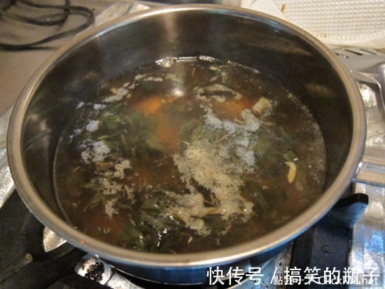 污垢|5分钟让烧焦的锅子变回原状!以后不用再靠蛮力刷锅子了~