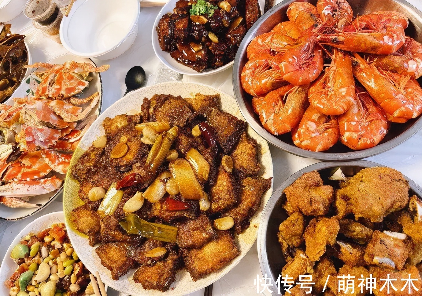 明星年夜饭来了!肖战下厨荤素搭配,关晓彤丰盛,颖儿晒春晚伙食