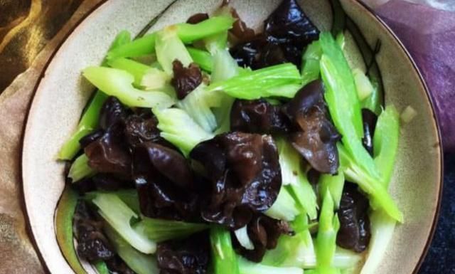 木耳和此物一起炒,等于“天然泻药”,清肠排宿便,赘肉不见