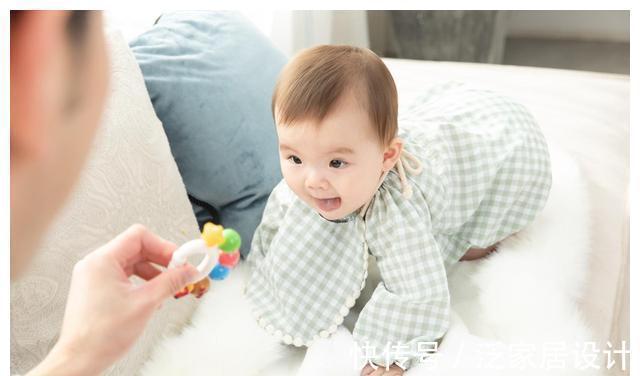 大动作|孩子几时会坐、爬、站?一岁前宝宝大动作发育表,妈妈要牢记