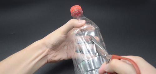 鸡蛋怎么放进塑料瓶？试试这一招，解决了很多家庭的烦恼，都看看吧