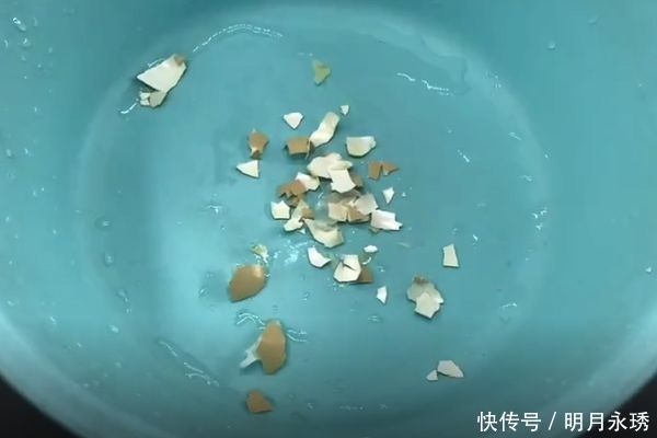 妙用|扔鸡蛋壳等于在扔钱,留在家里特别“值钱”,作用花钱都买不到