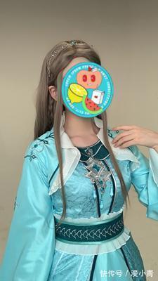 浅绿色|斗罗:小姐姐COS宁荣荣,衣服成功抢镜,蕾丝花边和白丝绝了