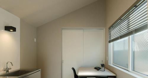 大格局|客厅墙上掏个洞把床装进去，卫生间能供3人同时用，小户型大格局