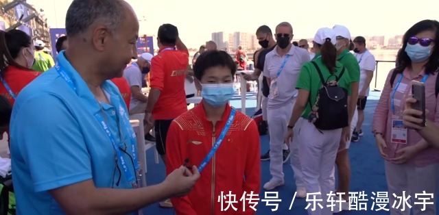红姐|厉害！泳联主席亲自为全红婵拿麦克风，社交达人上线，红姐聊上了