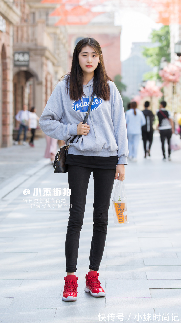 T恤|街拍,黑白条纹T恤搭配休闲阔腿裤,彰显活力与青春!